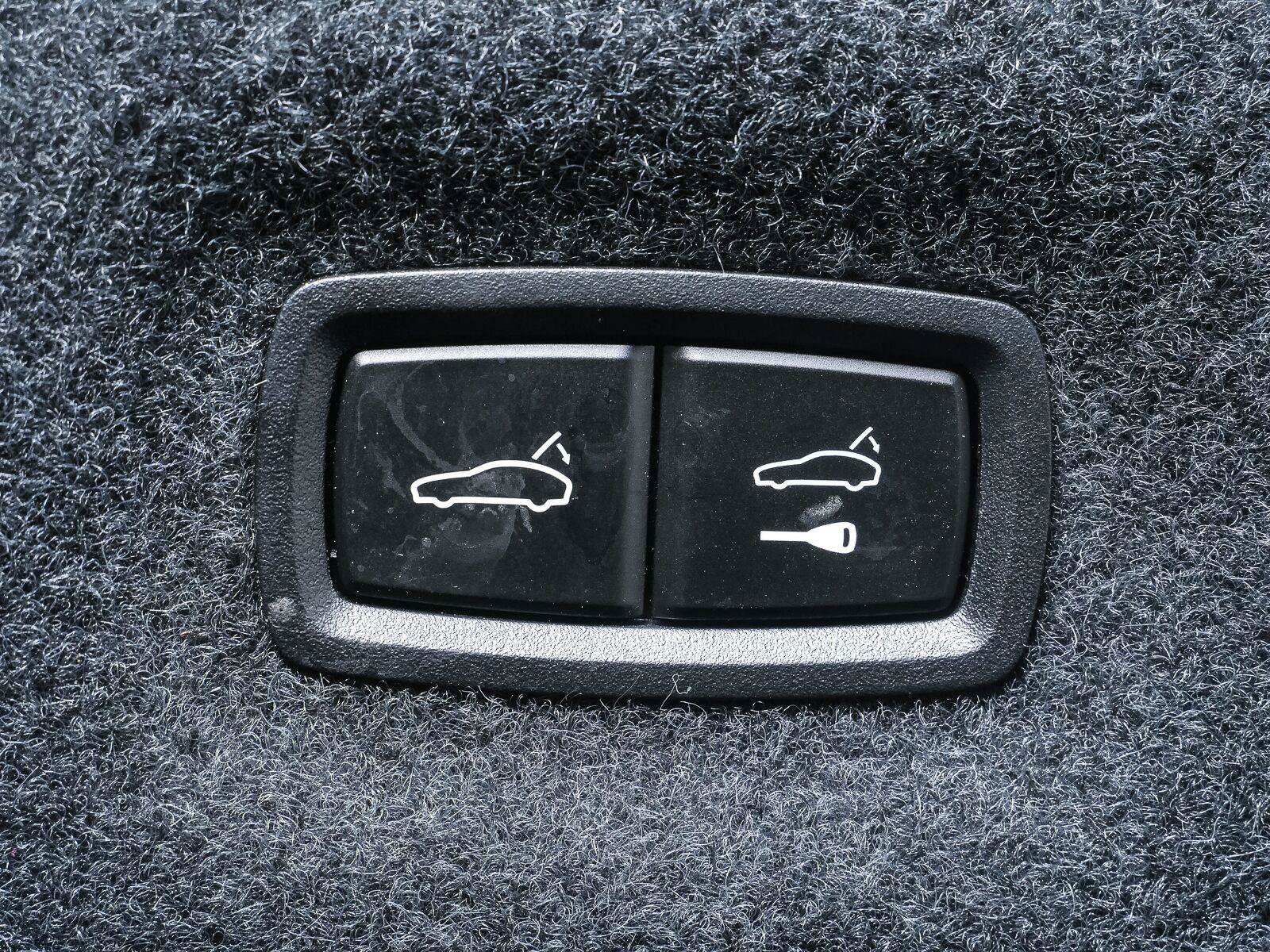 Certified 2025 Porsche Taycan AWD/4WD image 32