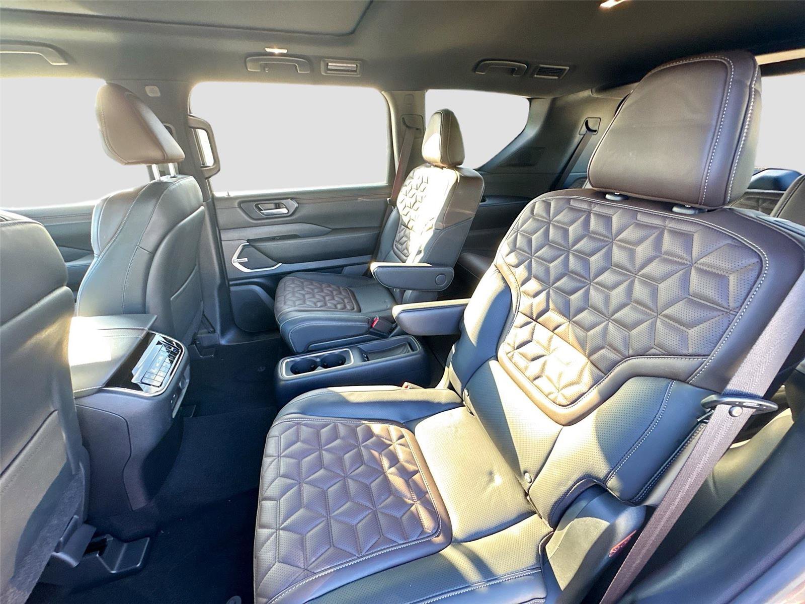 Used 2025 Nissan Armada Platinum image 14