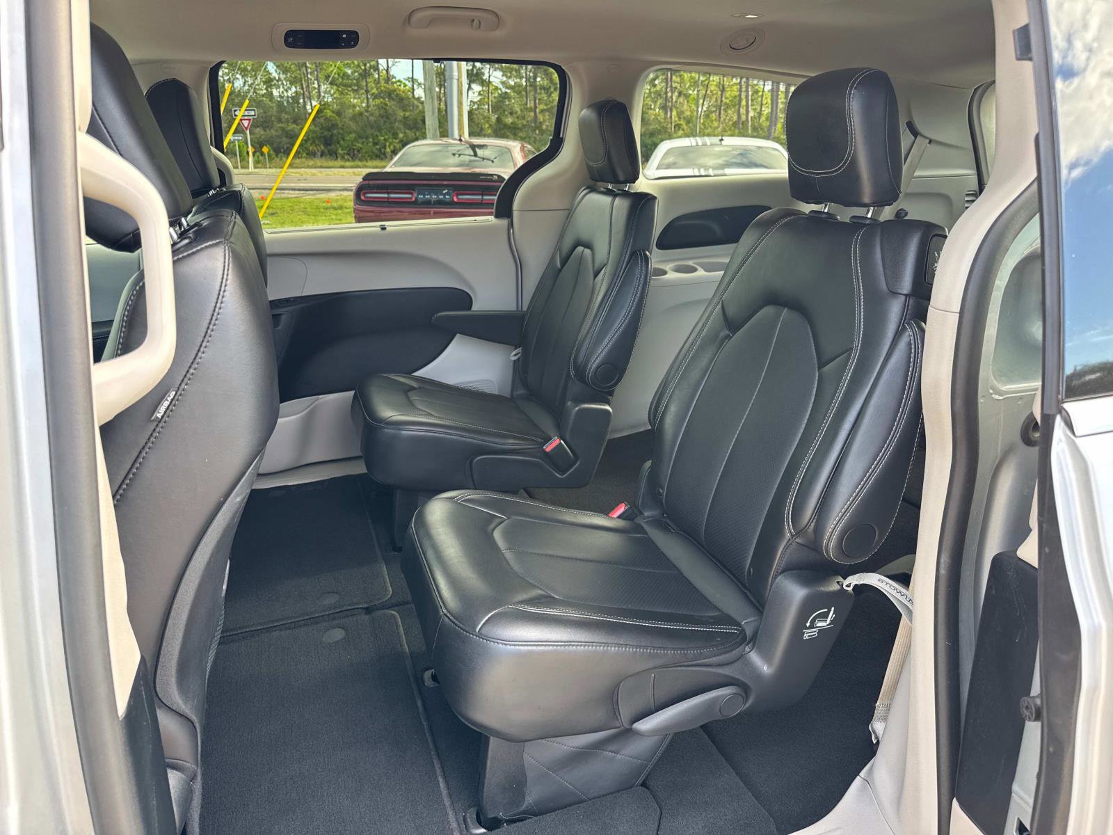 Certified 2024 Chrysler Pacifica Touring-L image 15