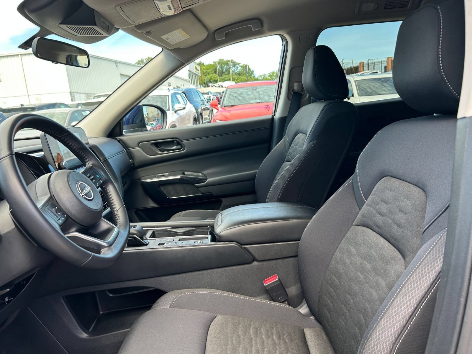 Used 2025 Nissan Pathfinder SV FWD image 24