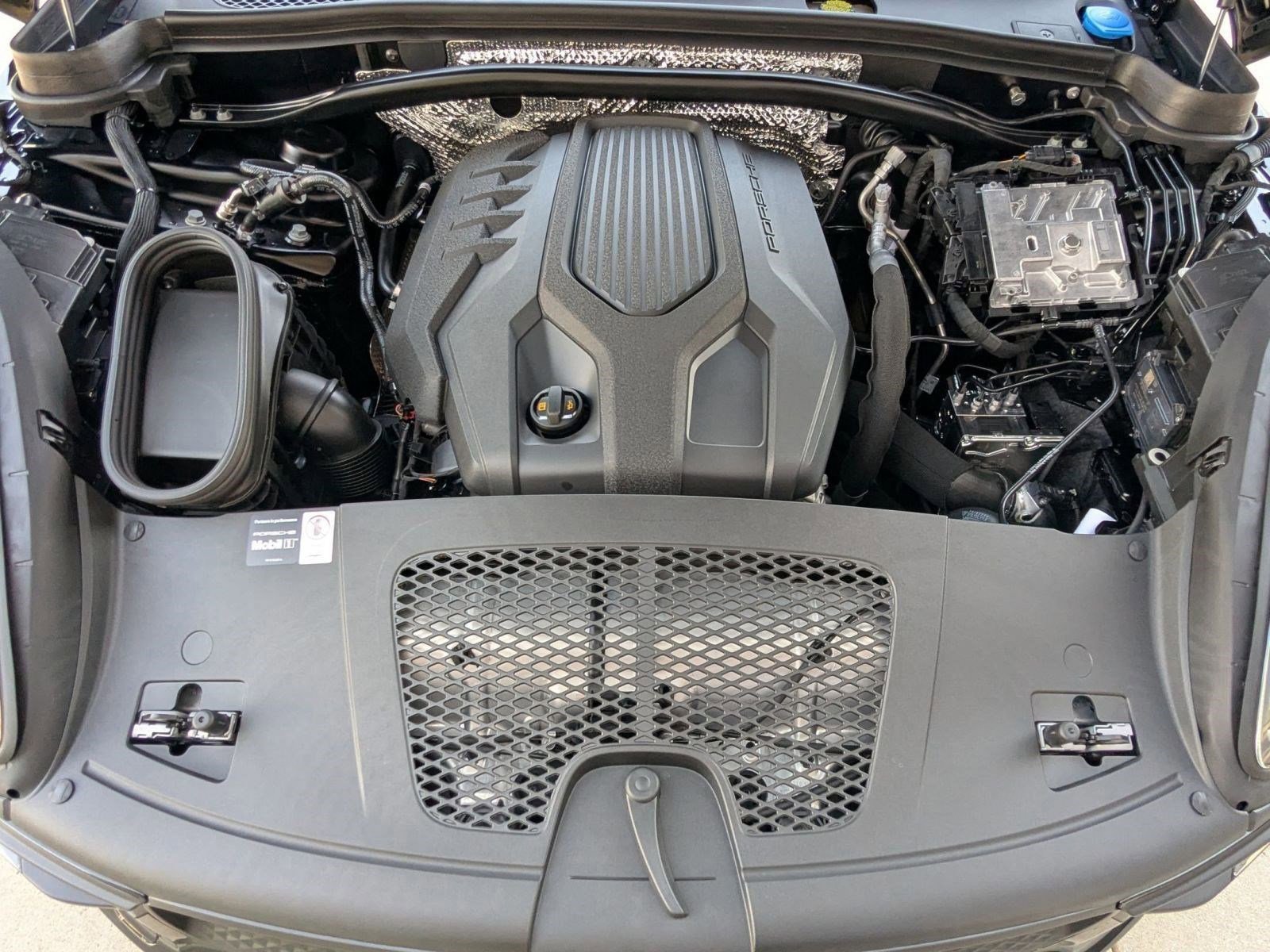 Certified 2026 Porsche Macan AWD/4WD image 28