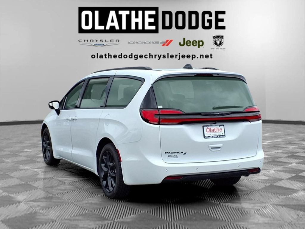 New 2026 Chrysler Pacifica Select w/ S Appearance Package FWD image 3