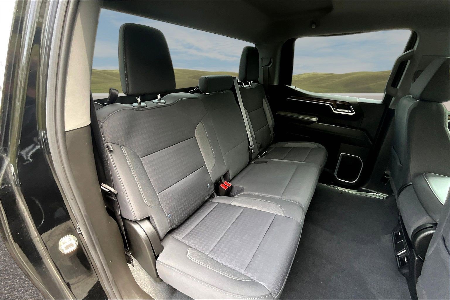 Used 2022 Chevrolet Silverado 1500 LT AWD/4WD image 17