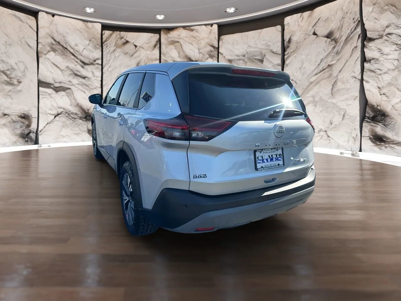 Used 2023 Nissan Rogue SV image 3