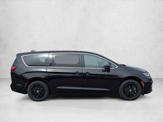 Used 2024 Chrysler Pacifica Touring-L image 4