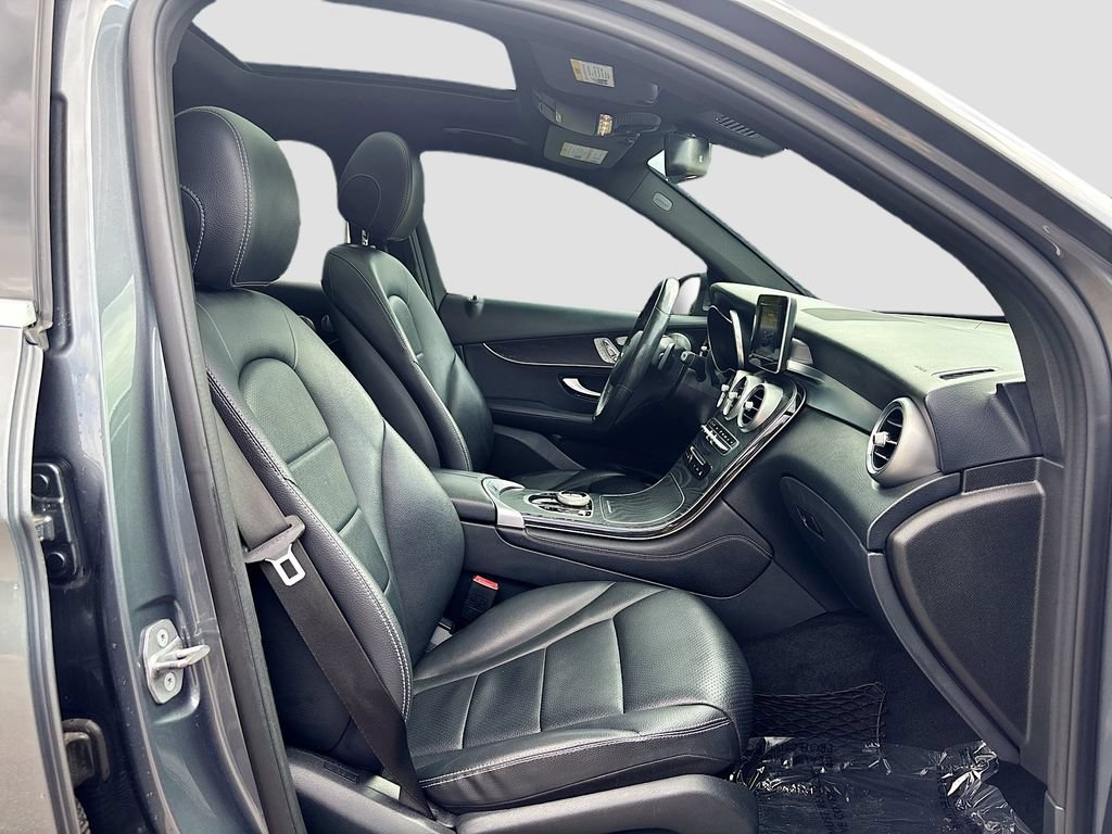 Used 2018 Mercedes-Benz GLC 300 4MATIC w/ Premium Package image 35