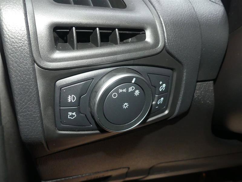 Used 2018 Ford Focus SE w/ SE Appearance Package image 28