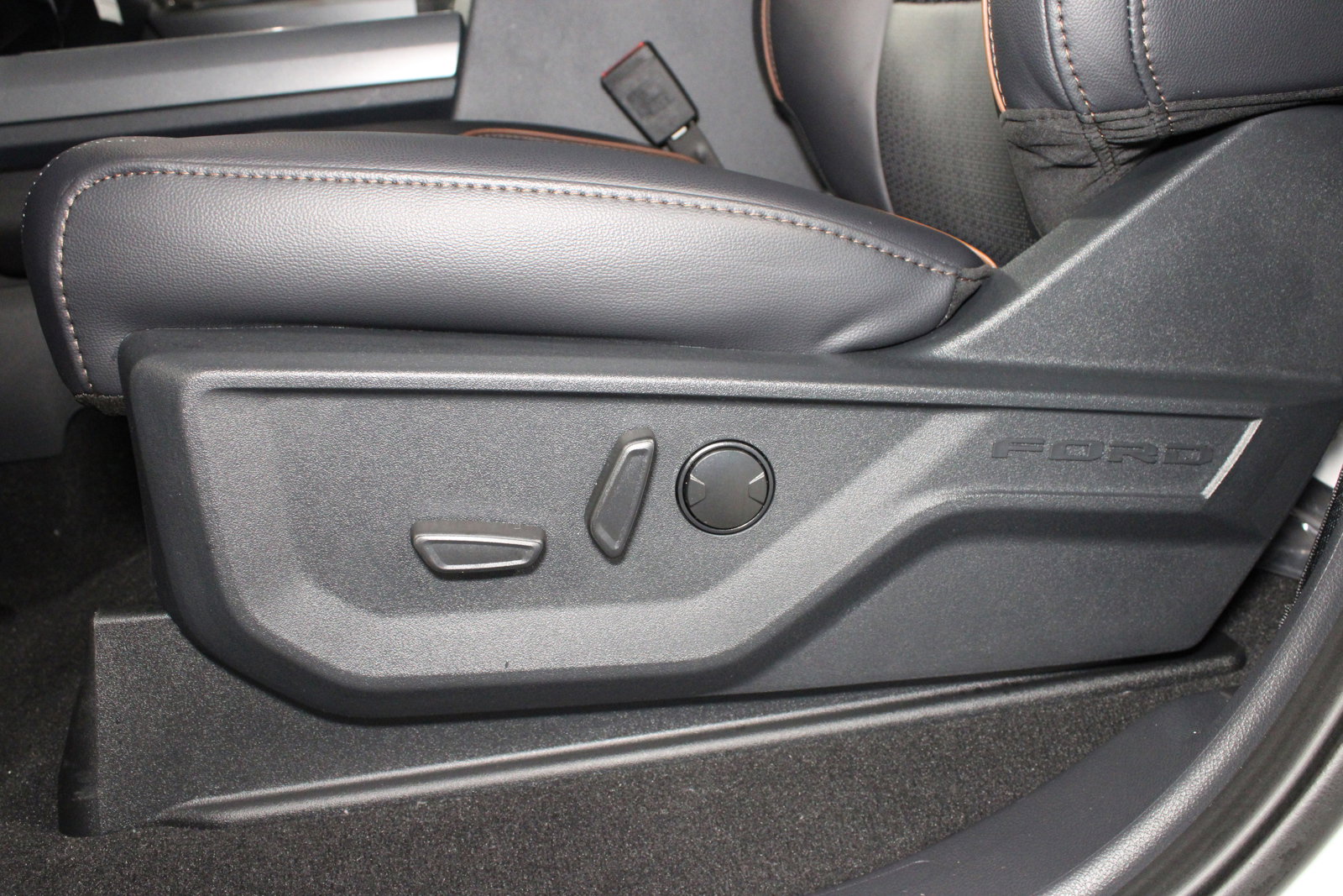 New 2025 Ford F350 Lariat w/ Lariat Ultimate Package image 6