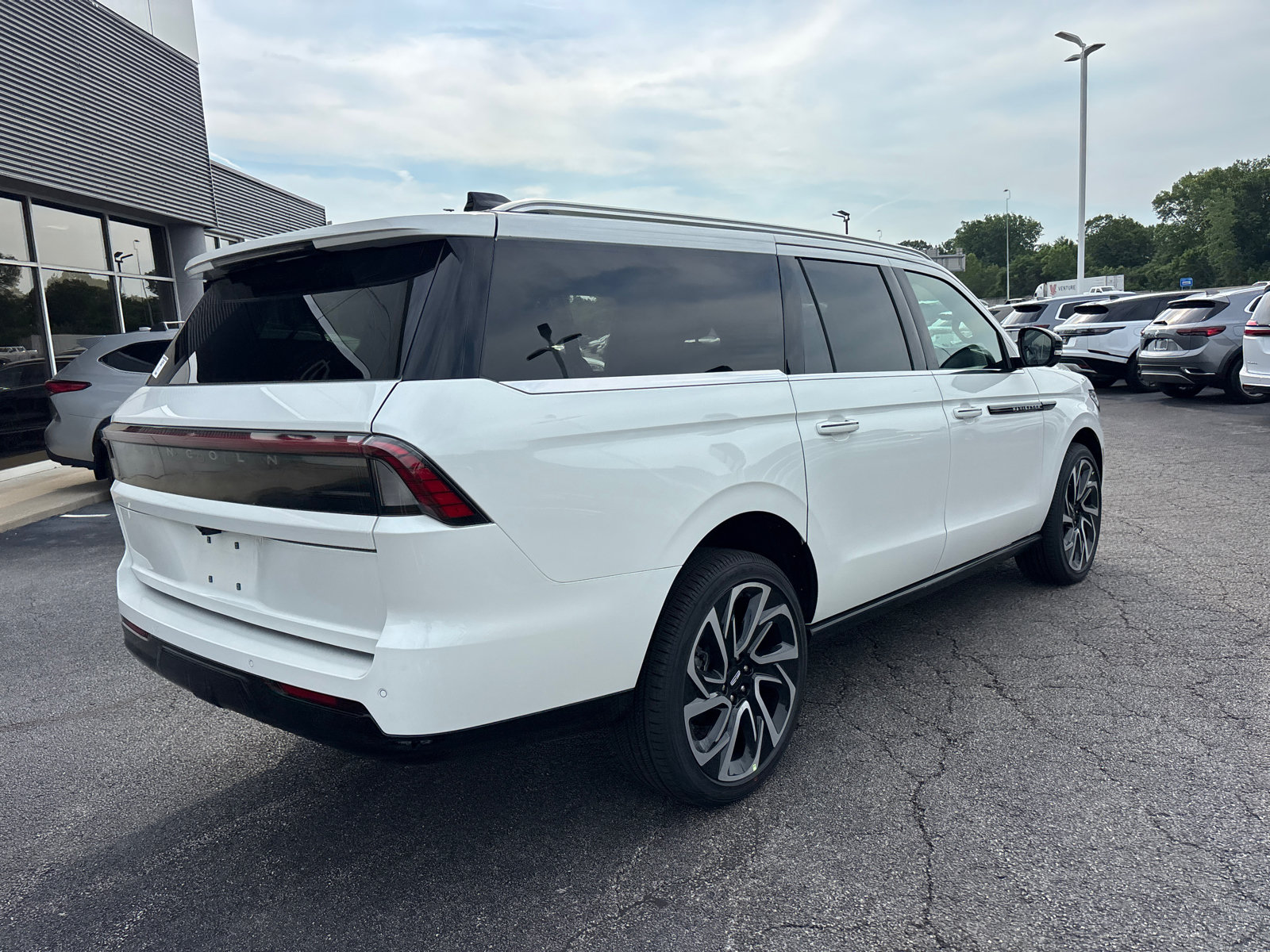 New 2026 Lincoln Navigator L Black Label AWD/4WD image 7