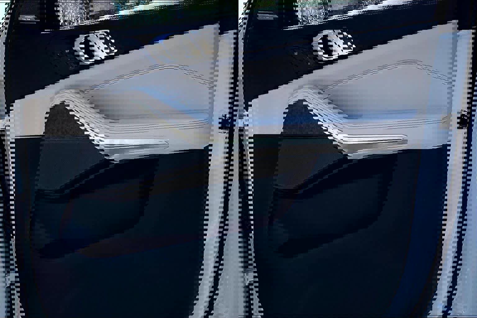 Certified 2025 BMW X7 xDrive40i w/ Executive Package image 23