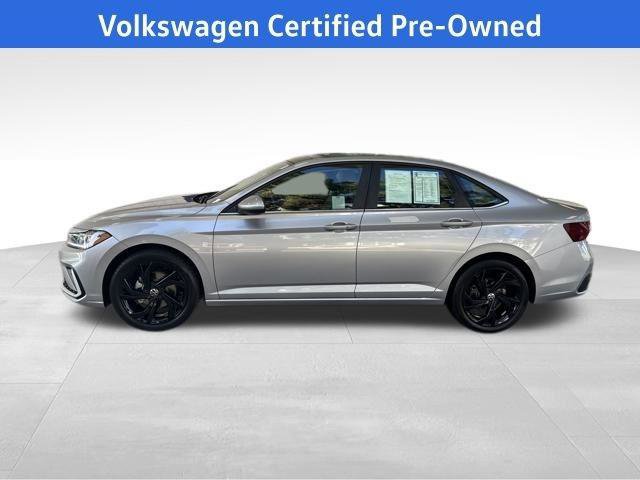 Used 2025 Volkswagen Jetta SE w/ Sunroof Package image 2