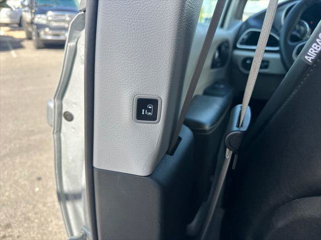Certified 2024 Chrysler Pacifica Touring-L FWD image 10