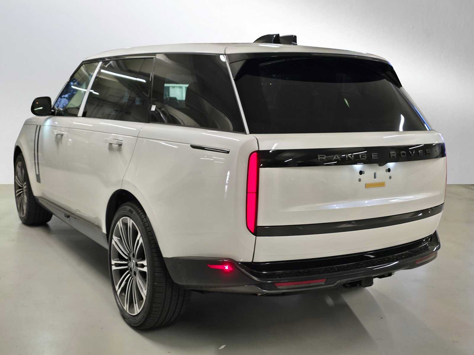 New 2025 Land Rover Range Rover Long Wheelbase SE AWD/4WD image 3