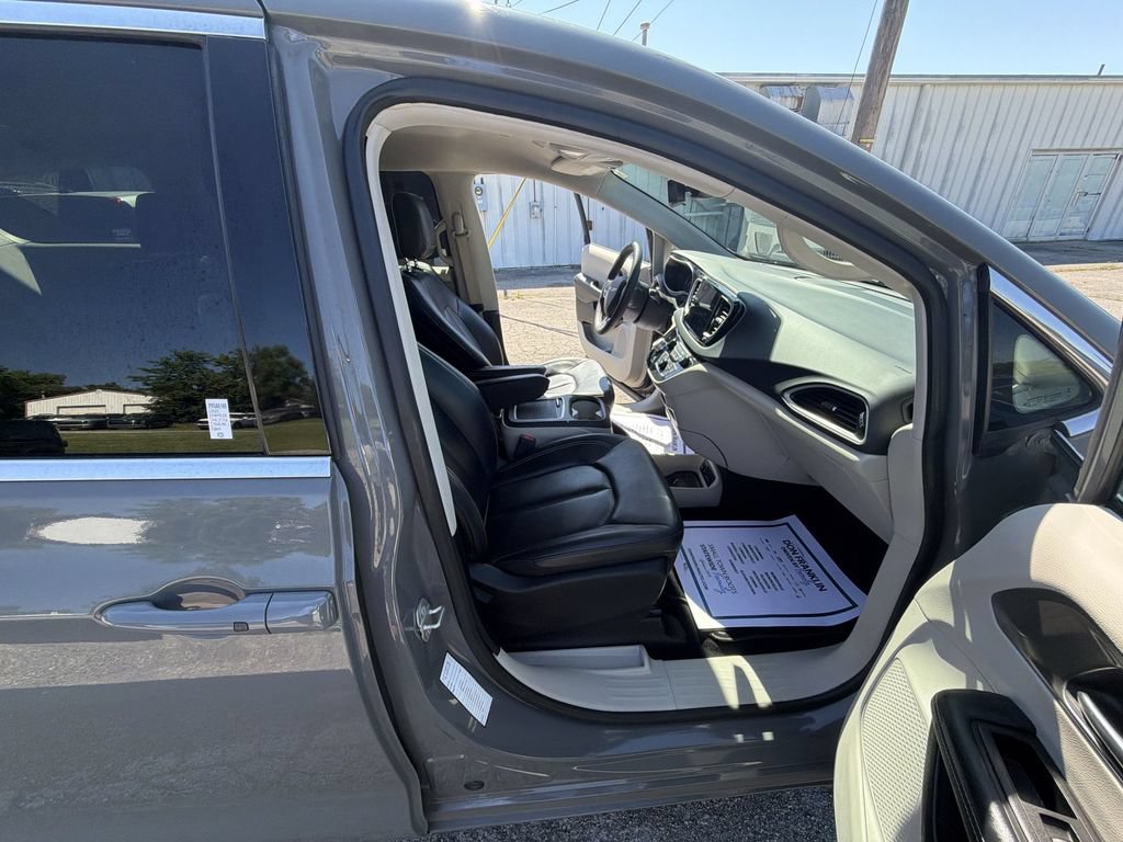 Used 2023 Chrysler Pacifica Touring-L FWD image 24