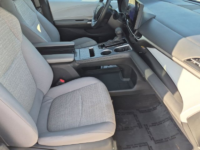 Certified 2025 Toyota Sienna LE FWD image 30