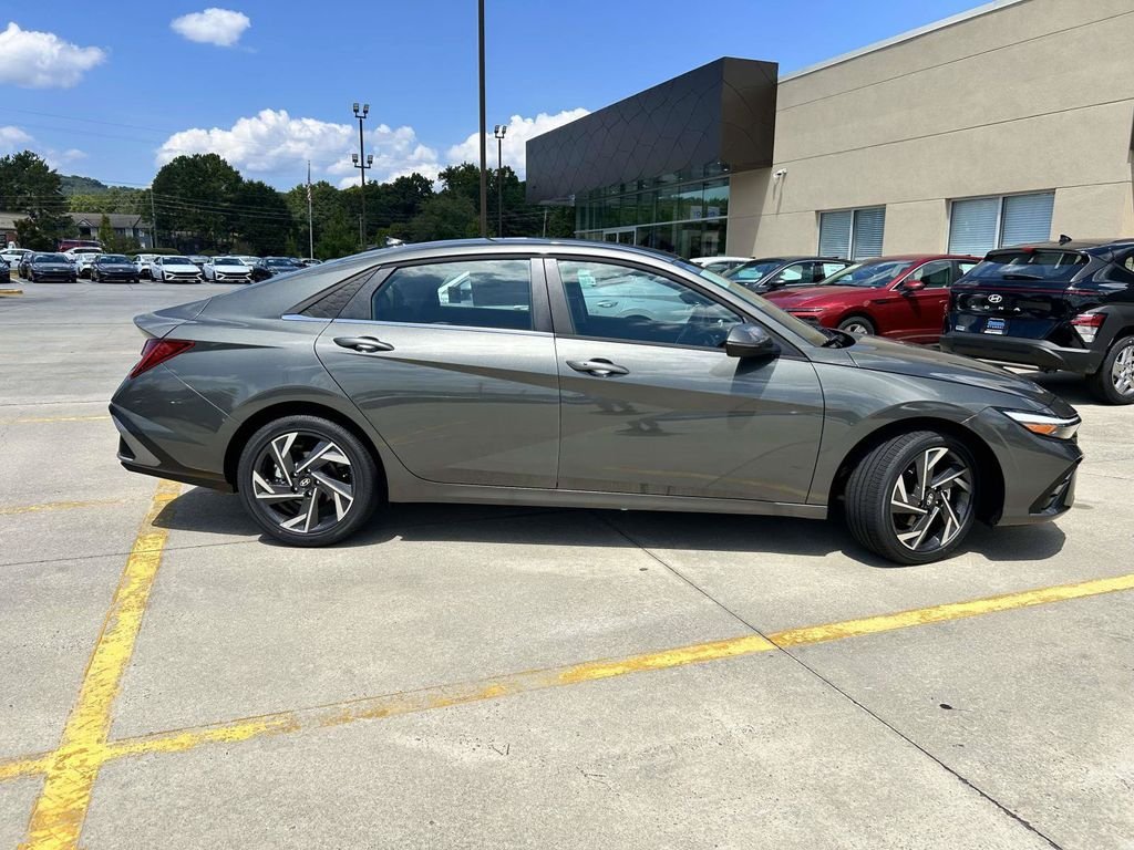 New 2026 Hyundai Elantra Limited FWD image 2