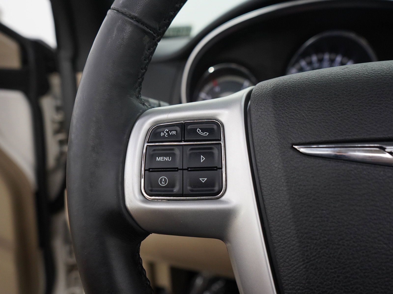 Used 2011 Chrysler 200 Touring FWD image 22