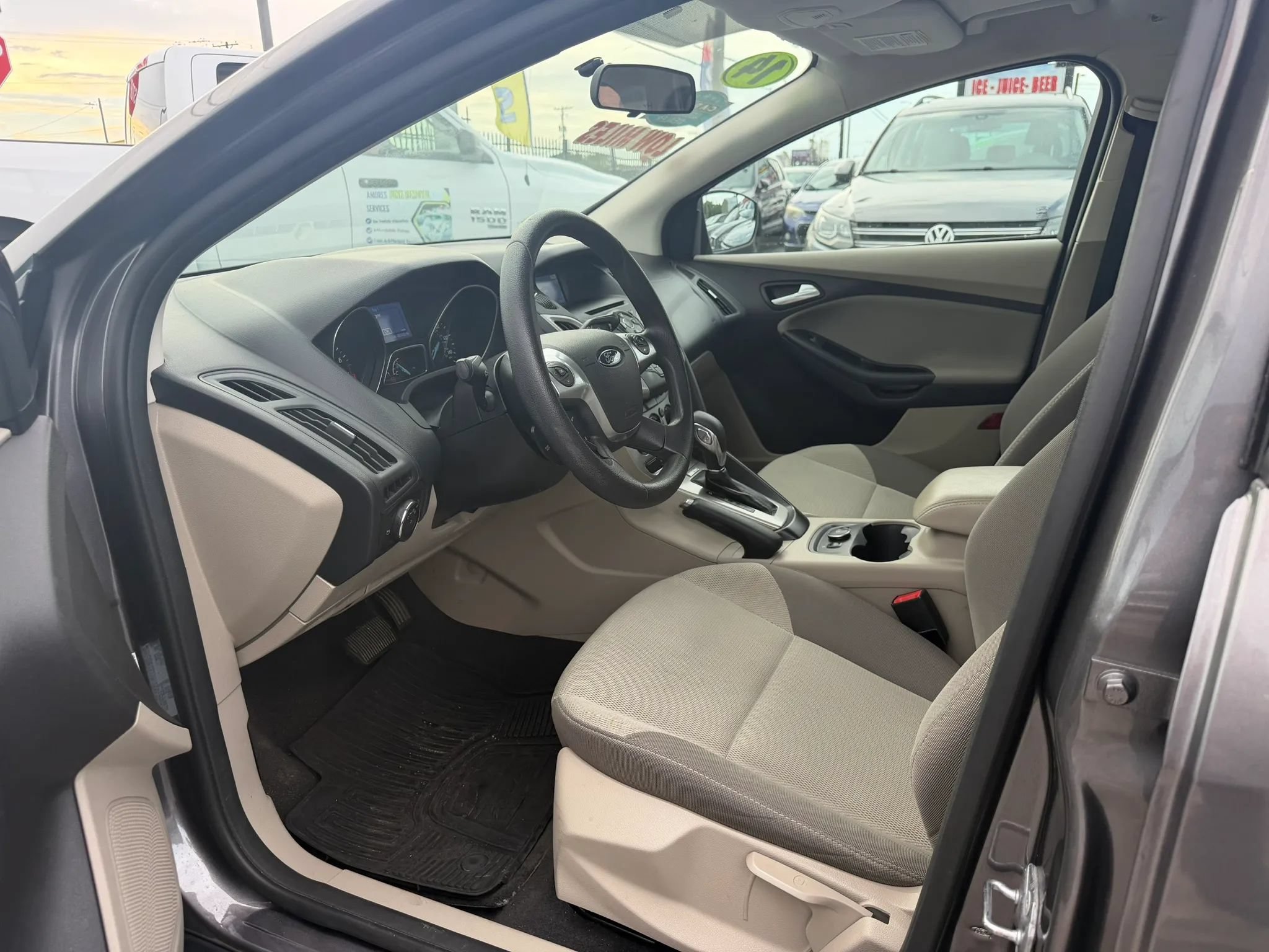 Used 2014 Ford Focus SE w/ SE Winter Package FWD image 8