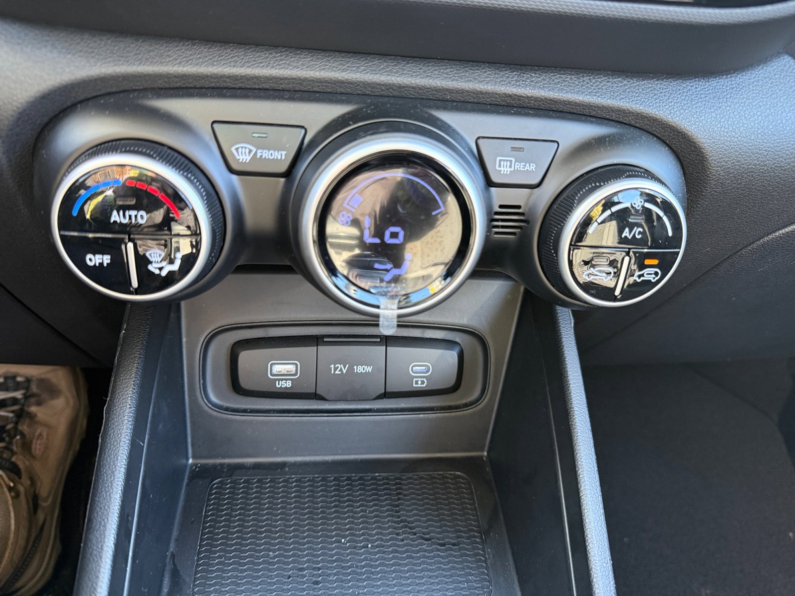 New 2025 Hyundai Venue SEL image 30