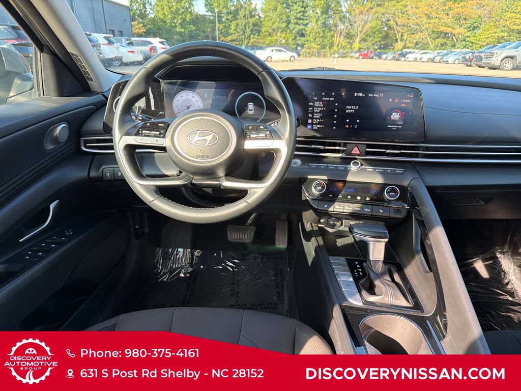 Used 2025 Hyundai Elantra SEL FWD image 35