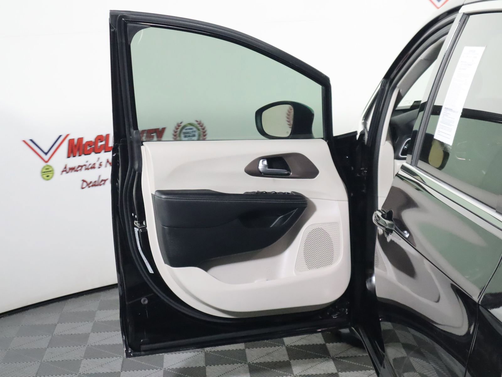 Used 2024 Chrysler Voyager LX image 19