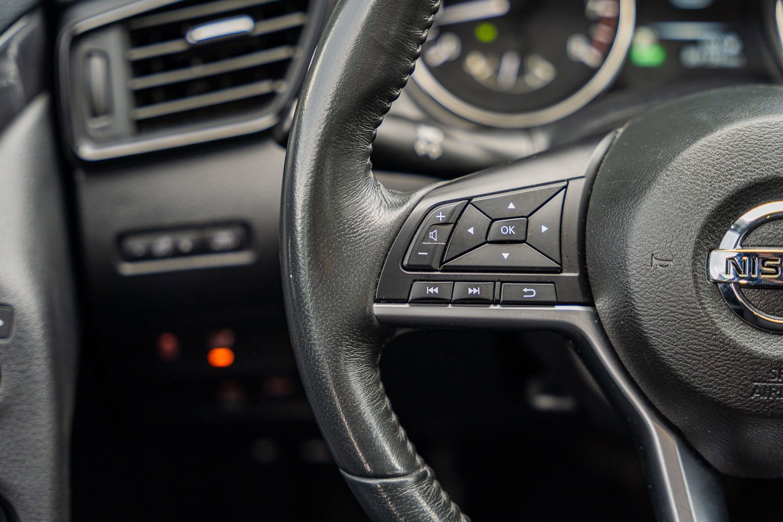 Used 2017 Nissan Rogue SV image 26