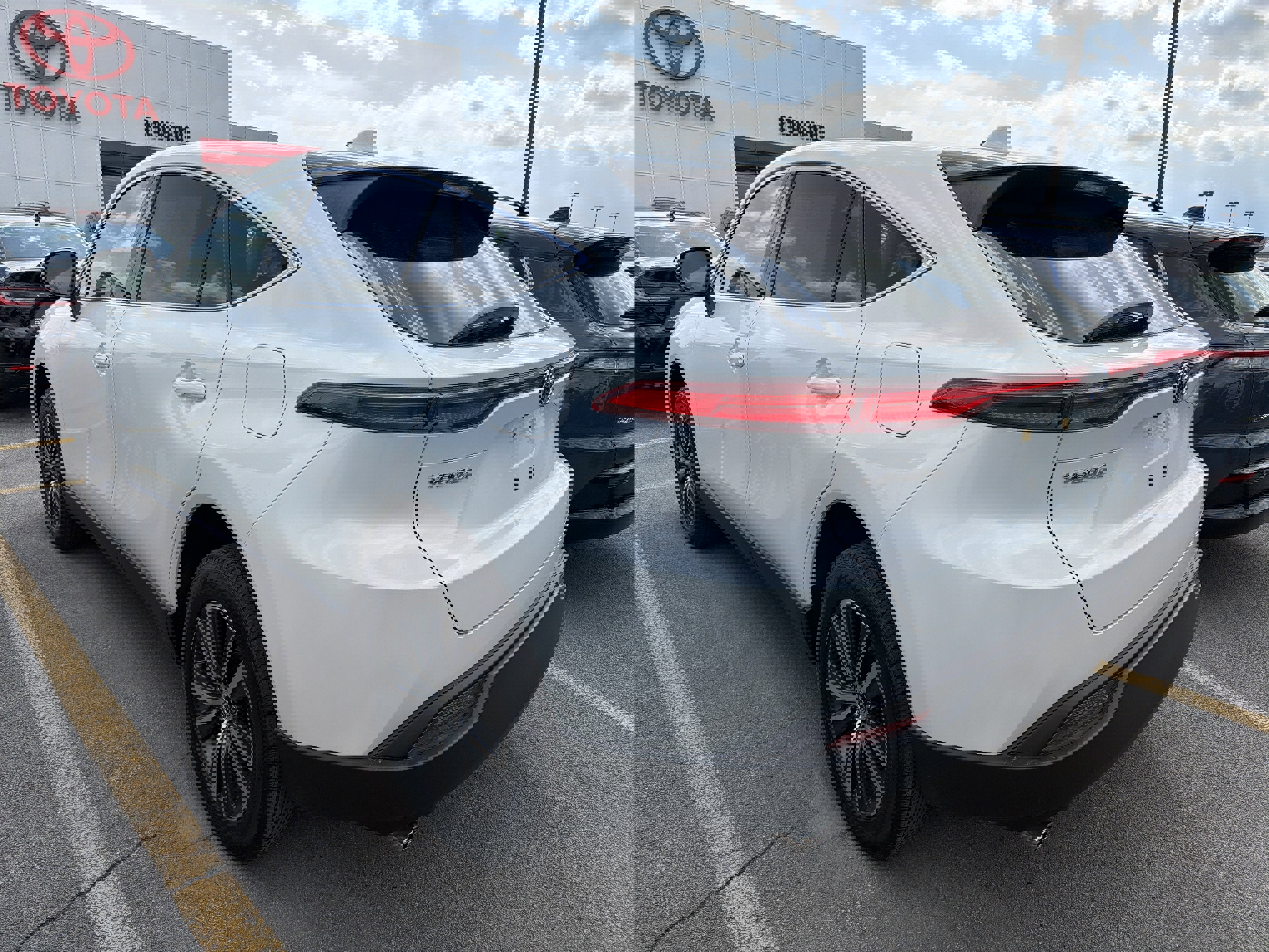 Used 2023 Toyota Venza LE image 5