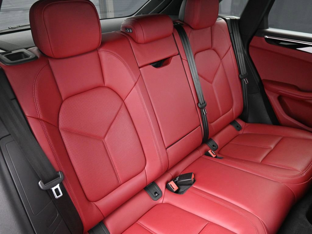 Certified 2025 Porsche Macan AWD/4WD image 26