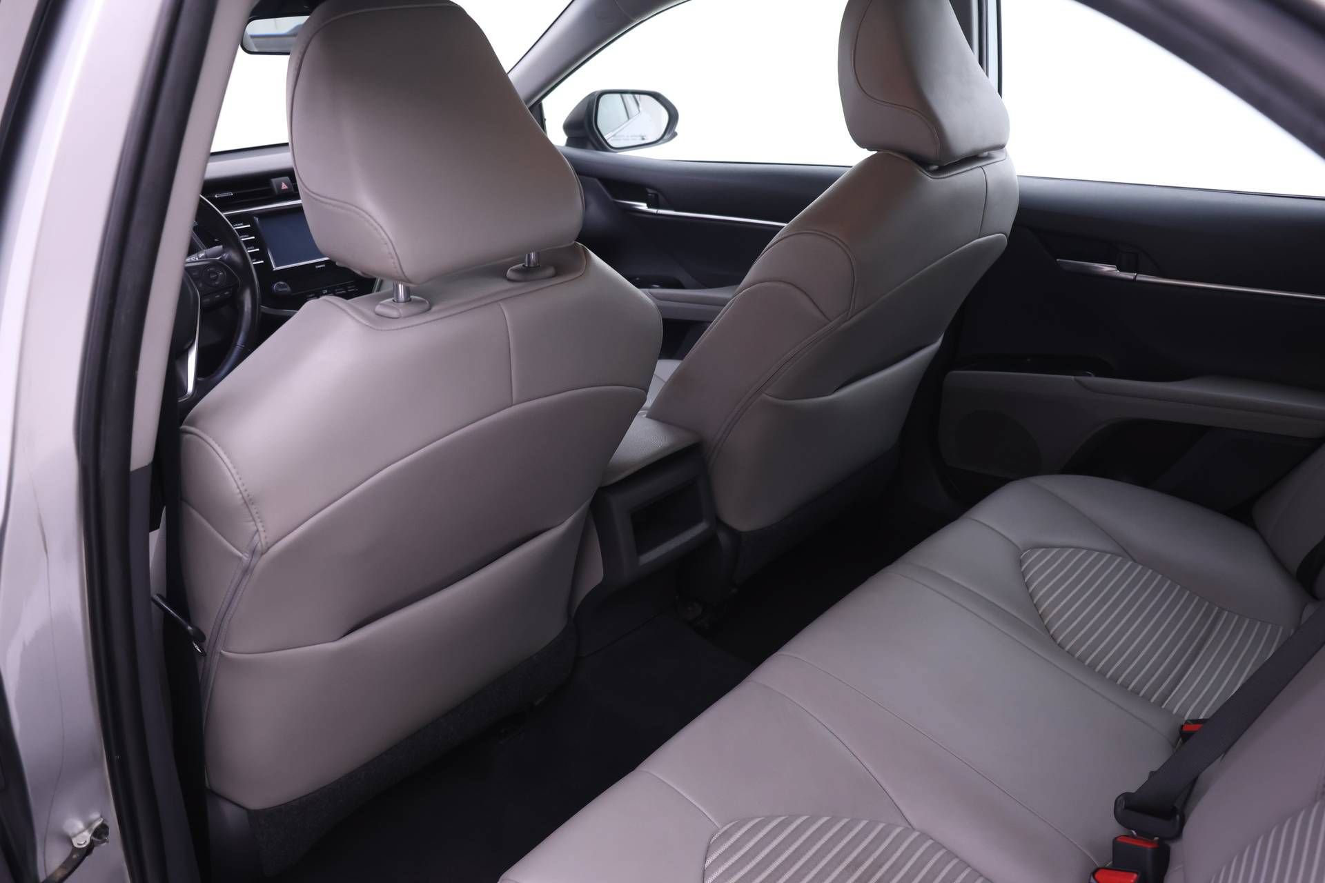 Used 2020 Toyota Camry SE FWD image 12
