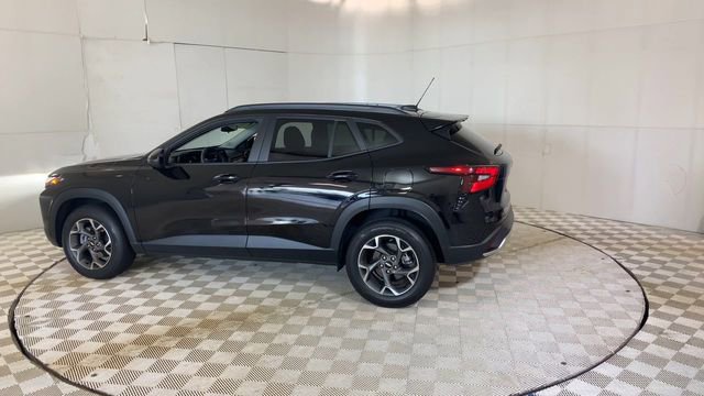 Used 2024 Chevrolet Trax LT w/ Driver Confidence Package FWD image 8