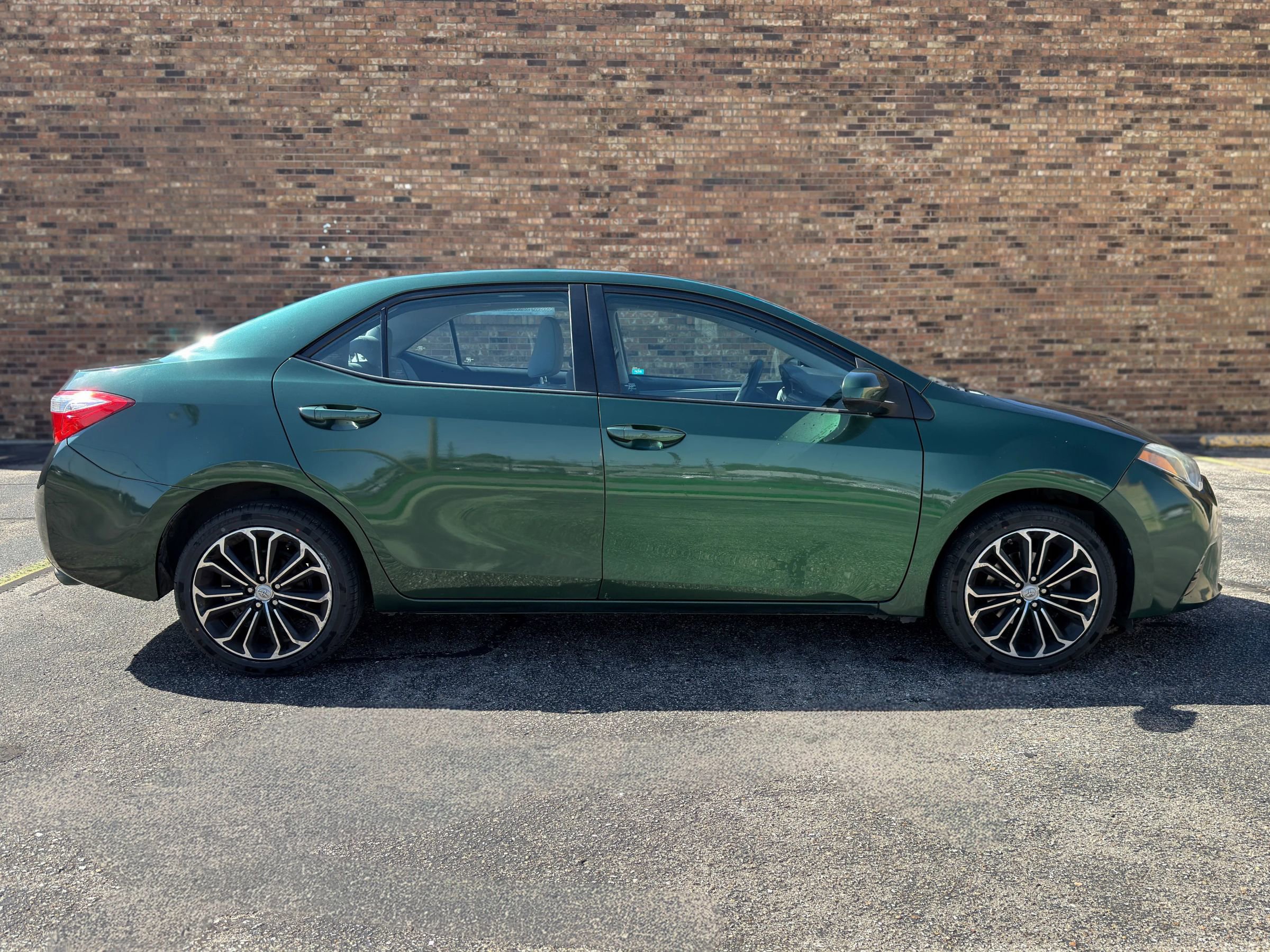Used 2016 Toyota Corolla LE FWD image 9