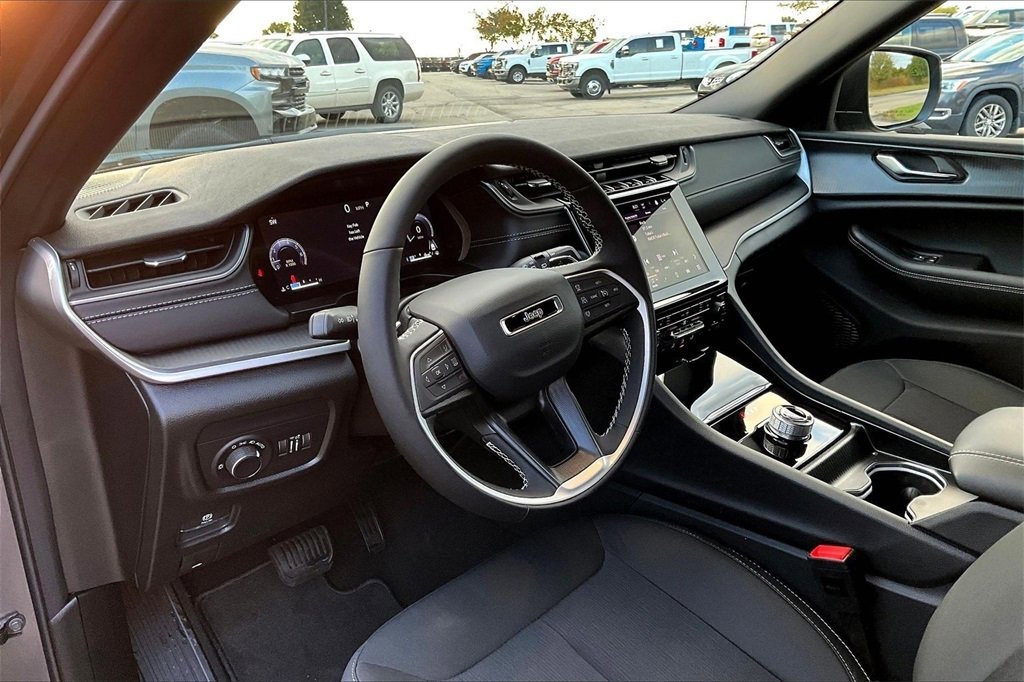 New 2025 Jeep Grand Cherokee Laredo X w/ Luxury Tech Group I image 6