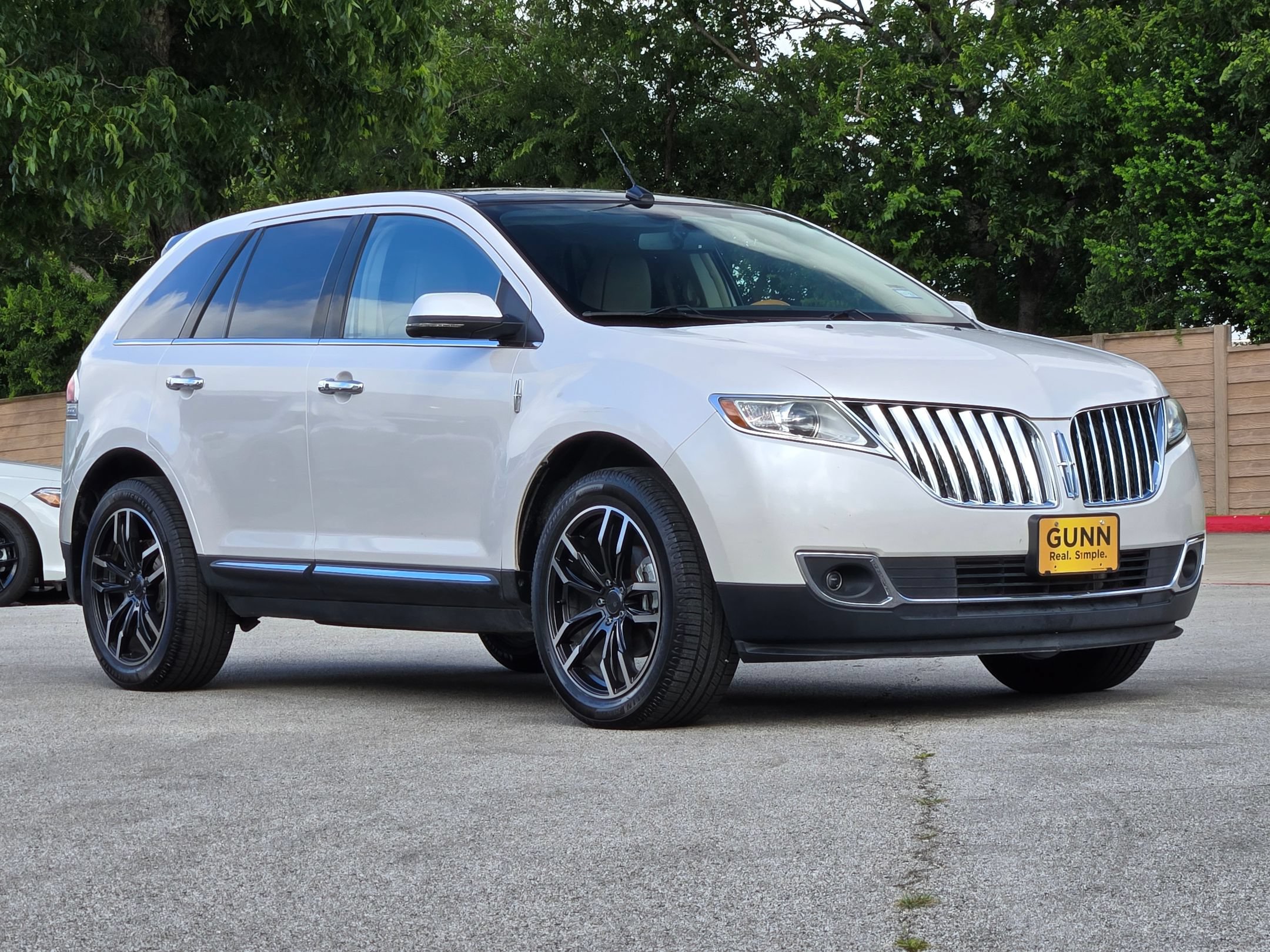 Used 2012 Lincoln MKX FWD image 1
