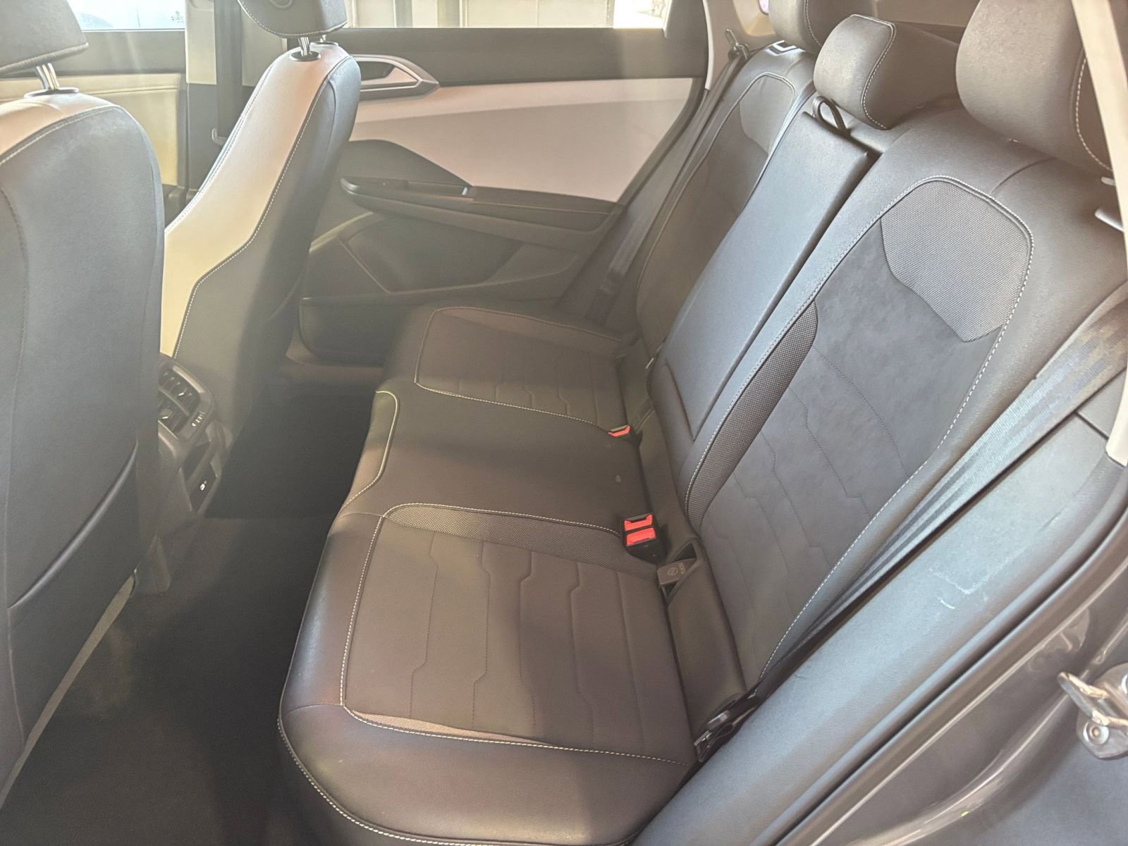 Used 2025 Volkswagen Taos SE image 31