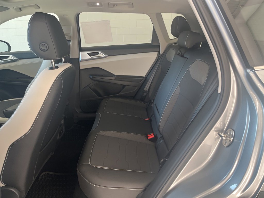 Certified 2025 Volkswagen Taos SE image 33