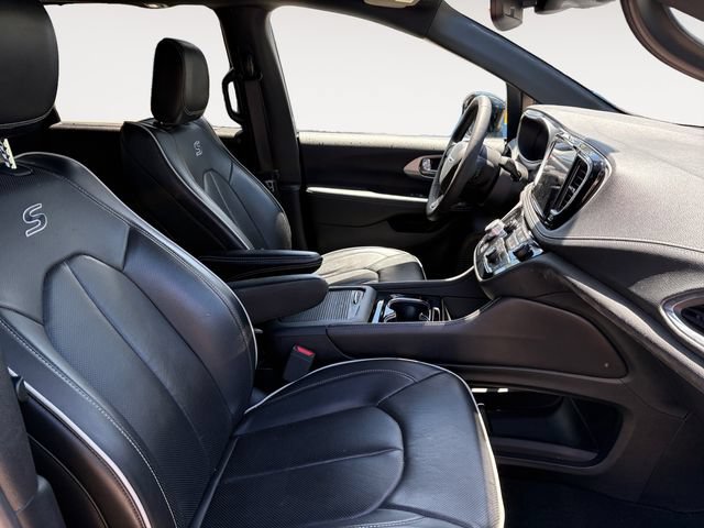 Used 2025 Chrysler Pacifica Limited FWD image 14