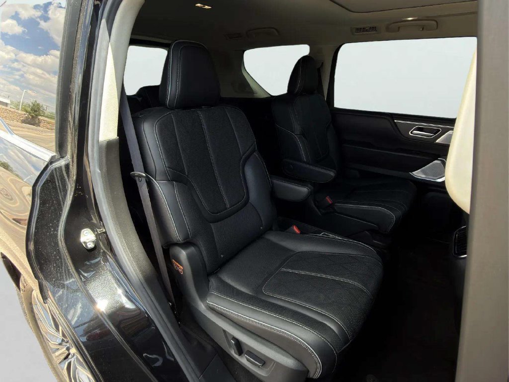 Used 2025 INFINITI QX80 Sensory AWD/4WD image 28