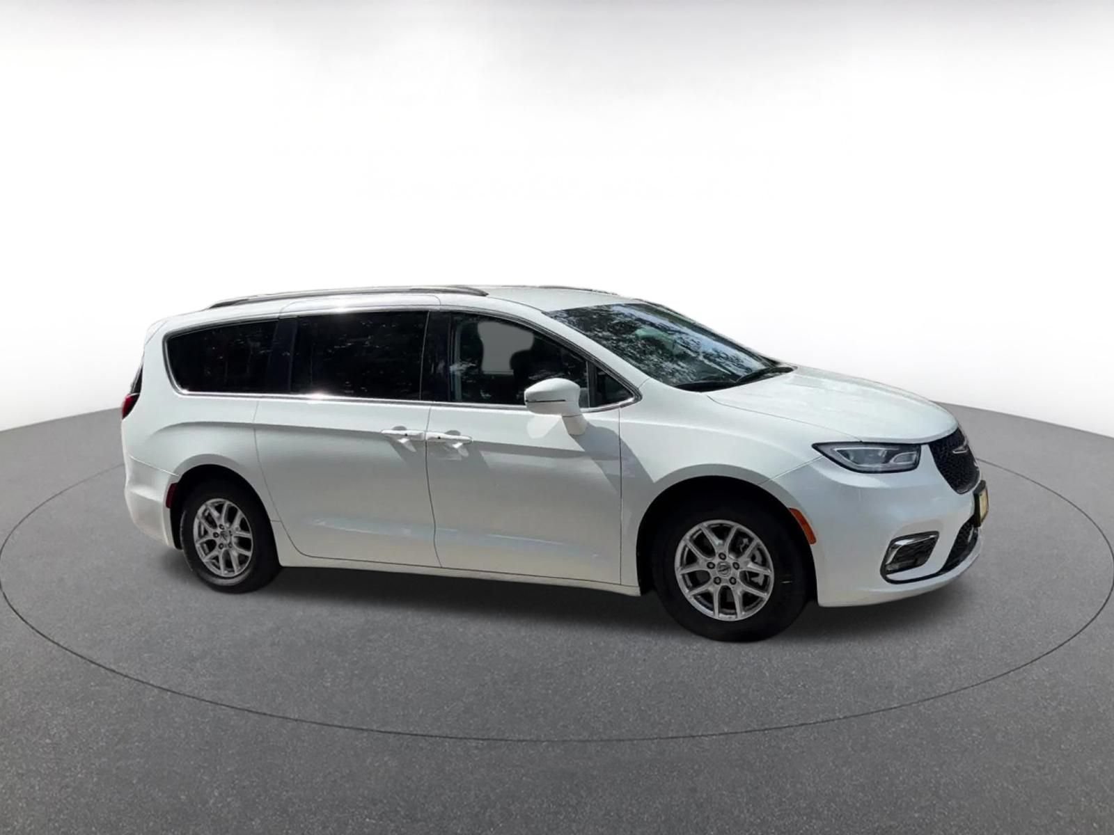 Used 2022 Chrysler Pacifica Touring-L FWD image 2