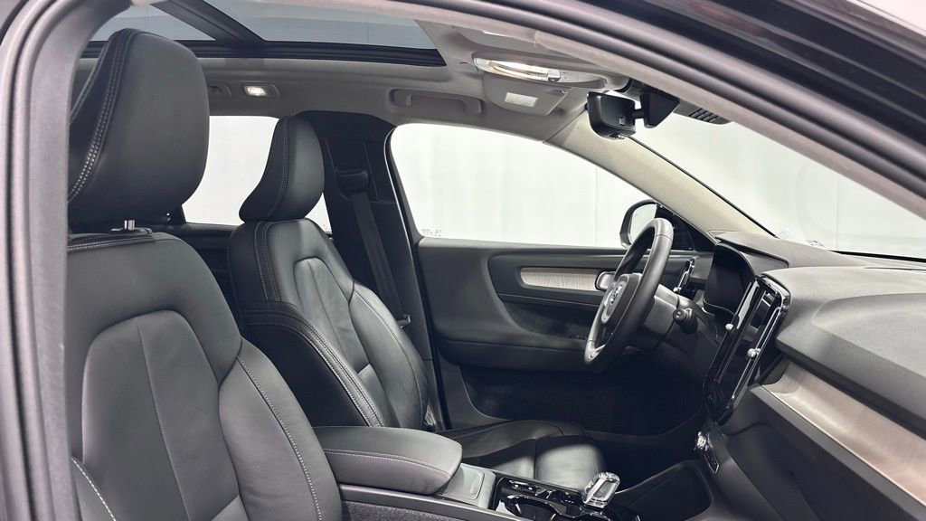 Certified 2023 Volvo XC40 B5 Plus w/ Protection Package Premier image 18