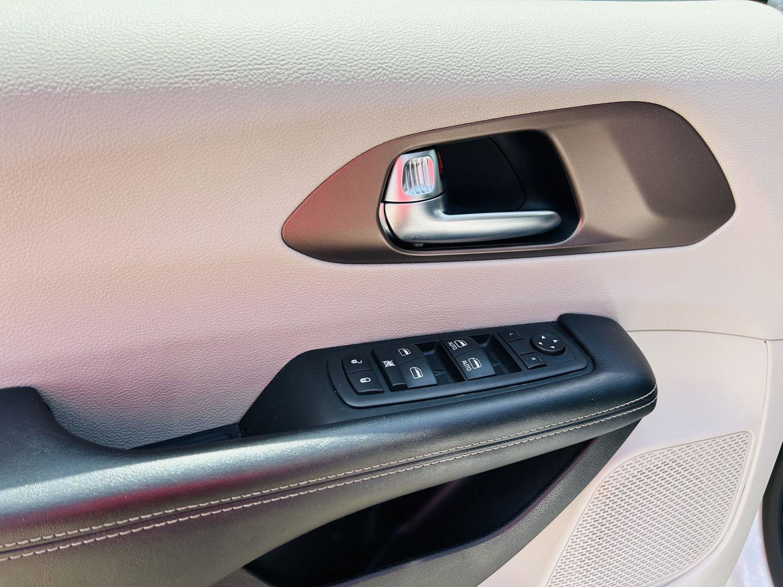 Used 2023 Chrysler Voyager LX image 10