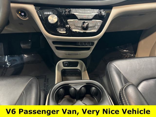 Used 2024 Chrysler Pacifica Touring-L image 16