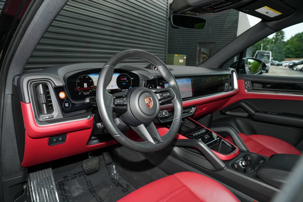 Certified 2025 Porsche Cayenne E-Hybrid AWD/4WD image 4