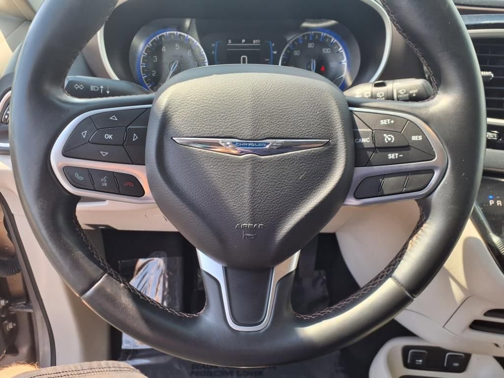 Used 2017 Chrysler Pacifica Touring-L image 12