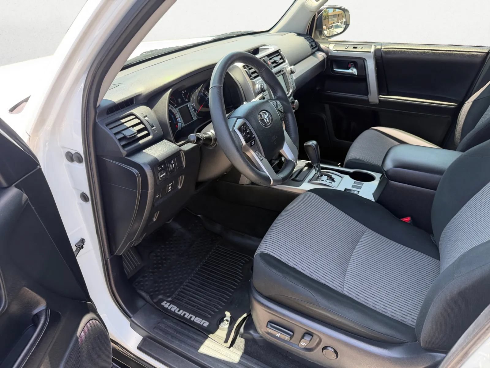 Used 2017 Toyota 4Runner SR5 AWD/4WD image 13