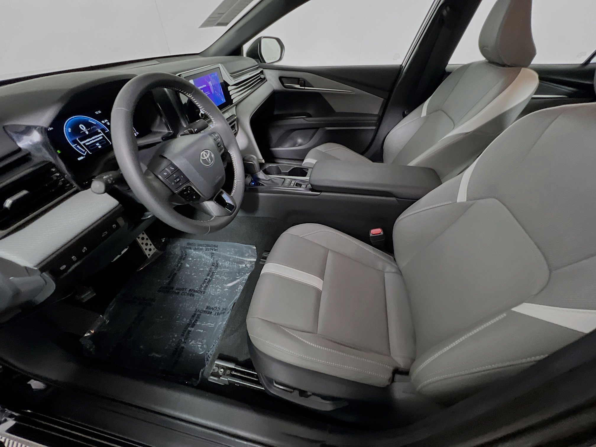 Used 2025 Toyota Camry SE FWD image 15