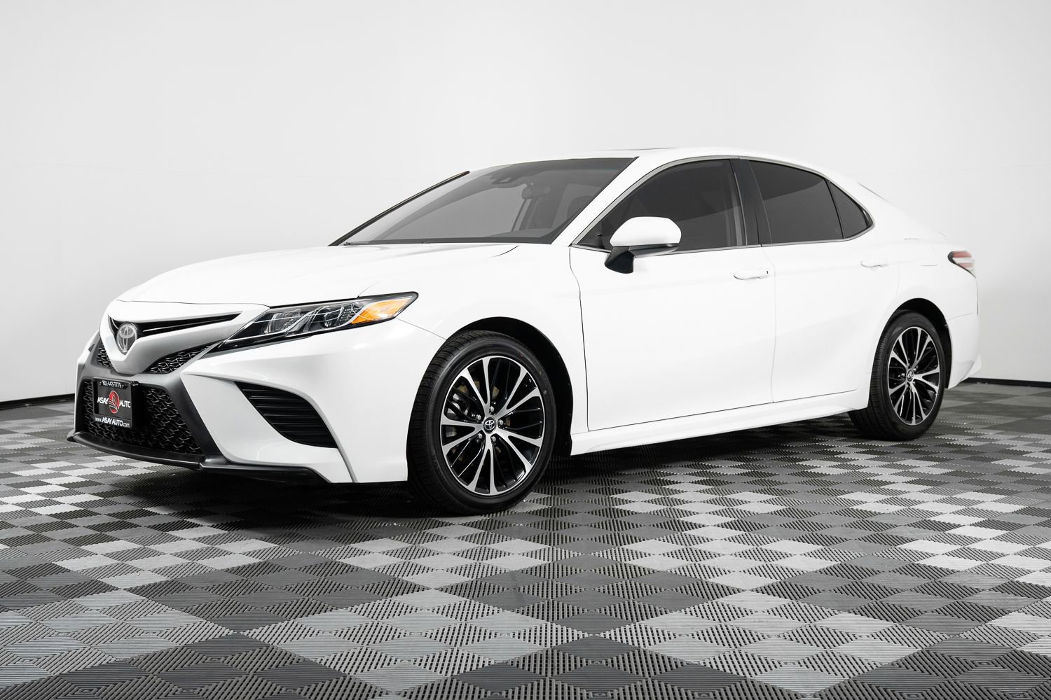 Used 2020 Toyota Camry SE w/ Carpet Mat Package