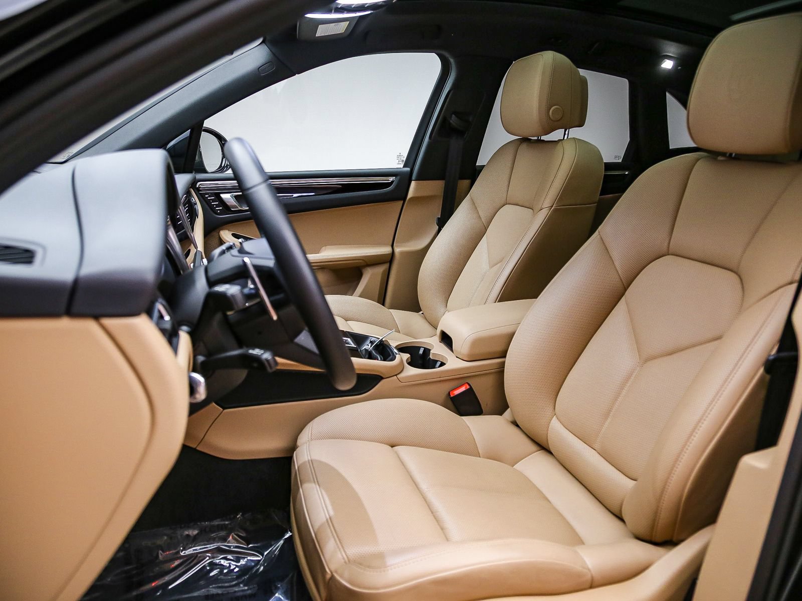 Certified 2026 Porsche Macan AWD/4WD image 4