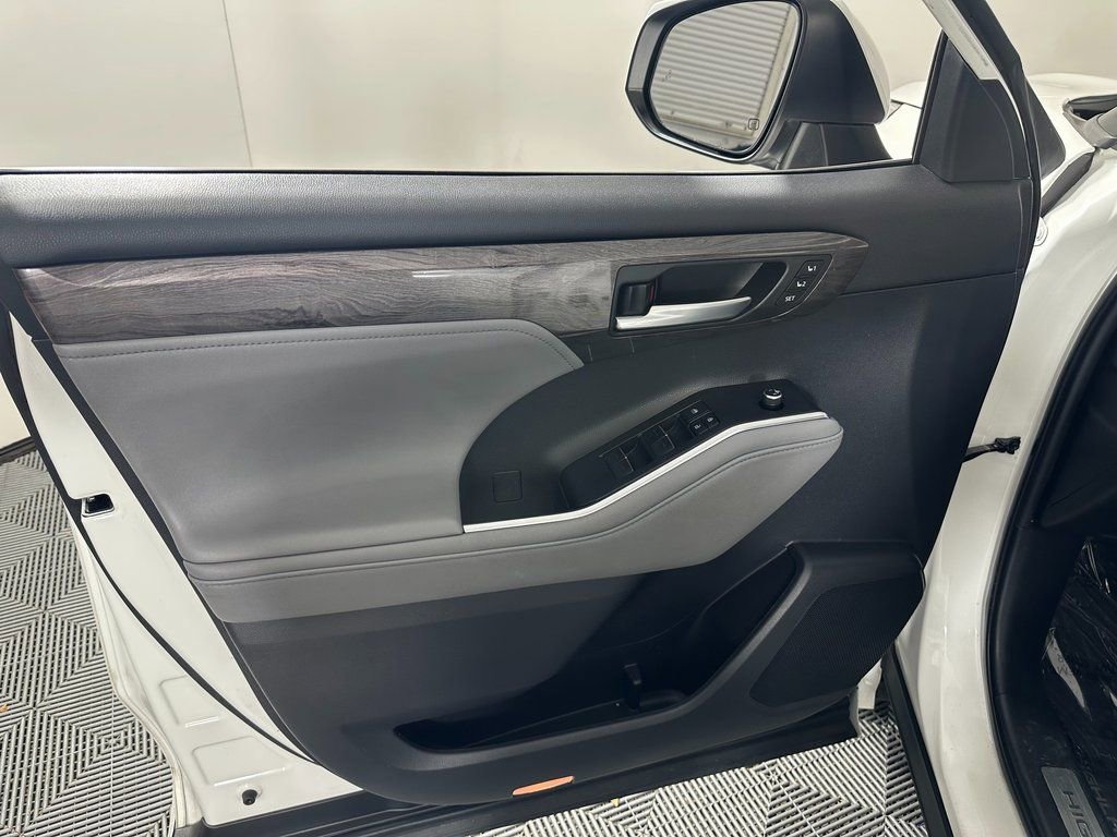 Used 2020 Toyota Highlander Limited image 18