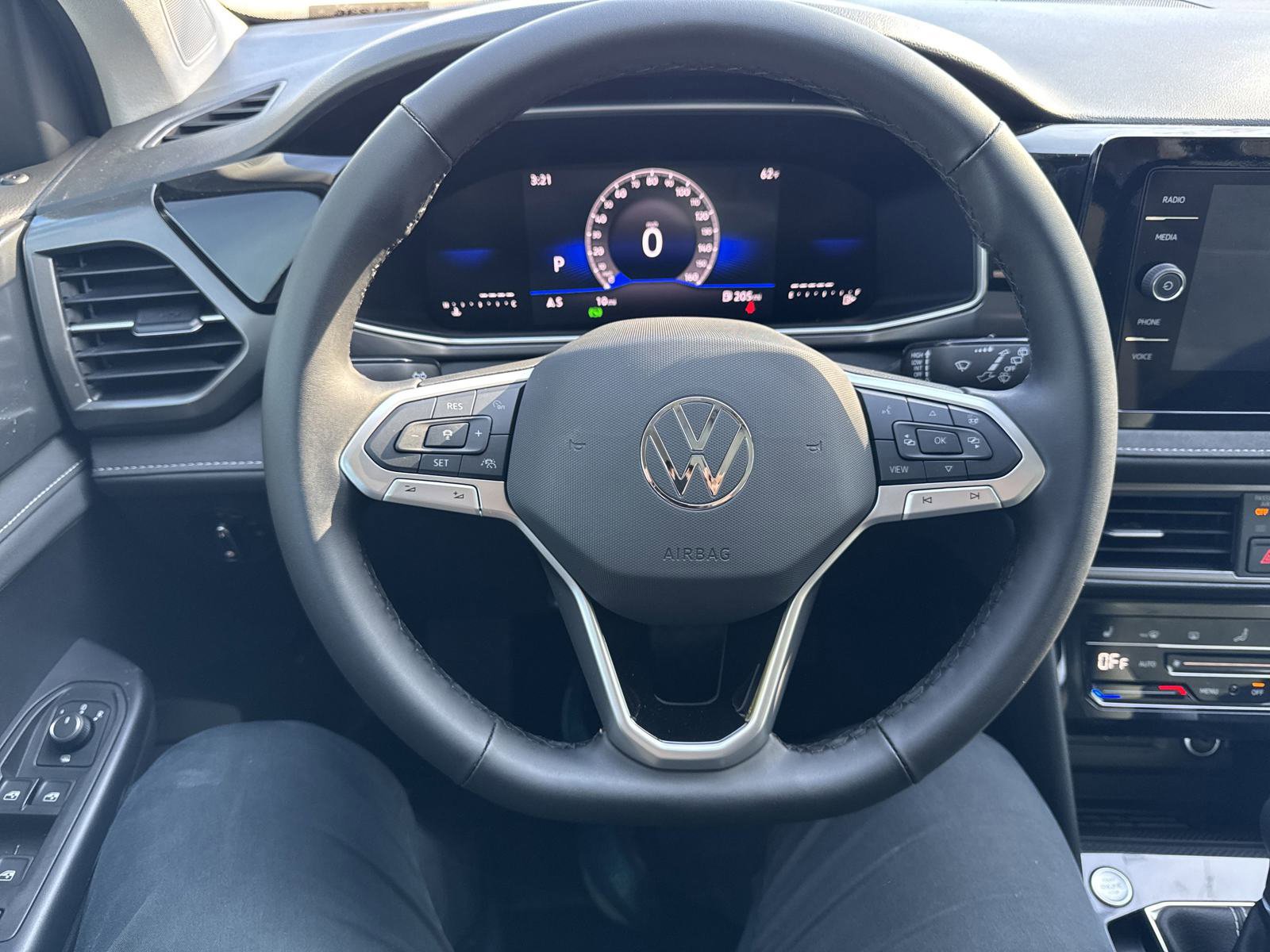 Certified 2025 Volkswagen Taos SE image 42