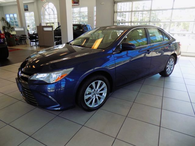 Used 2017 Toyota Camry XLE w/ Moonroof Package FWD image 3